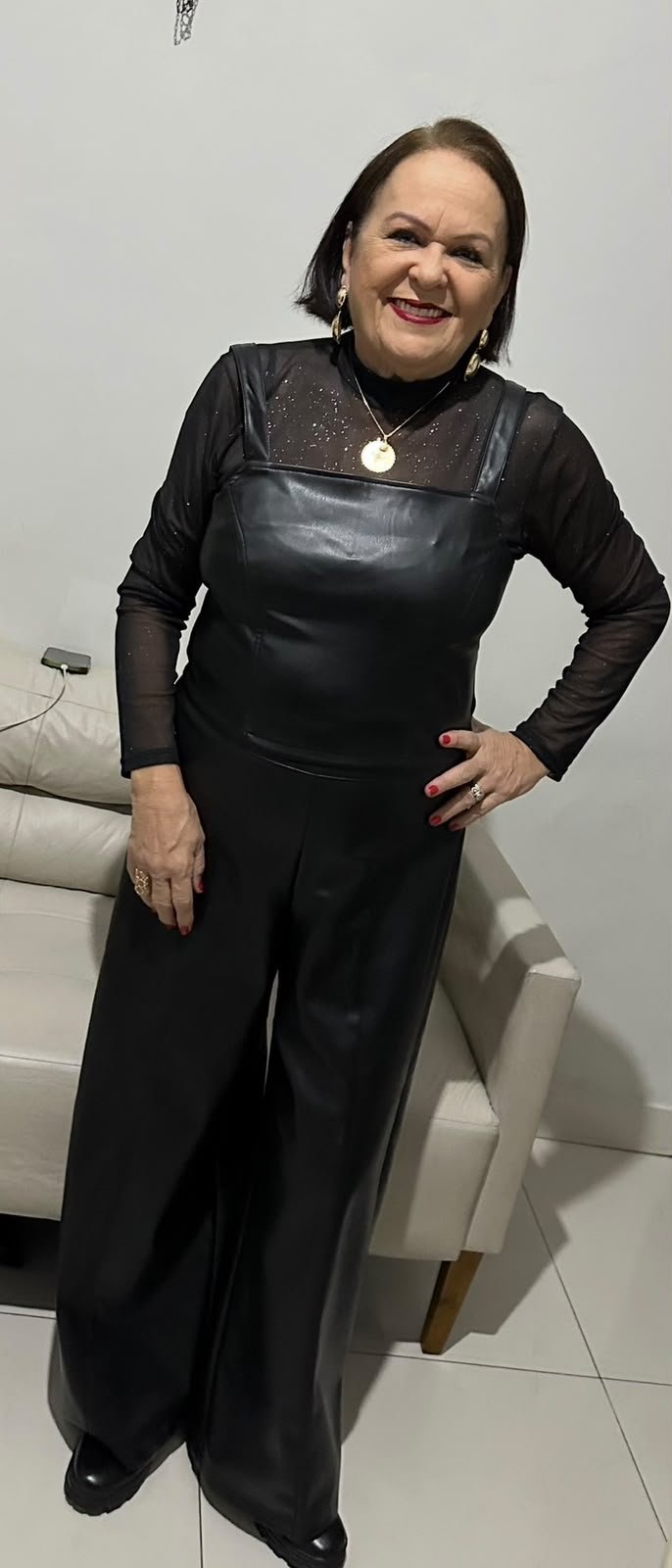 Miriani sorrindo, vestida de preto
